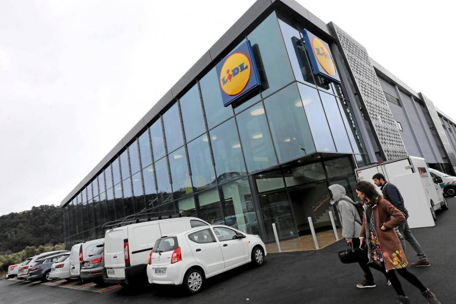 Lidl source=https://www.google.com/amp/s/www.nicematin.com/amp/conso-shopping/photos-le-plus-grand-lidl-de-france-inaugure-ce-vendredi-a-gattieres-212211